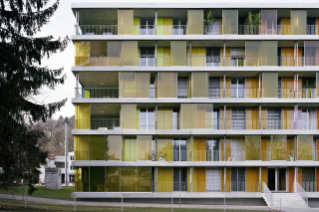 Parkfassade Haus Hofwiesenstrasse: Das raffinierte Farbenspiel verleiht dem Gebäude eine besondere Ausstrahlung (© Georg Aerni, Zürich)